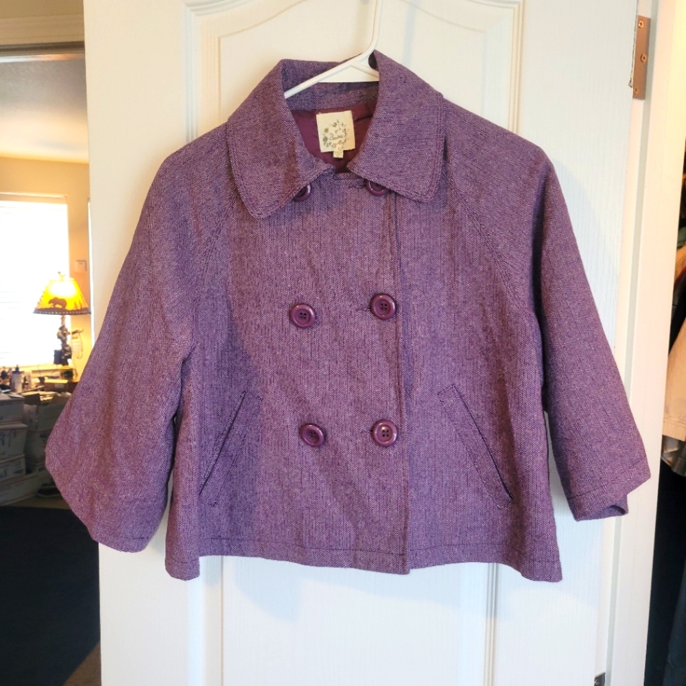Women's size medium short purple blazer. Like new. Extra buttons.